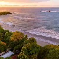The Coast Beachfront Hotel – hotel w mieście Tamarindo