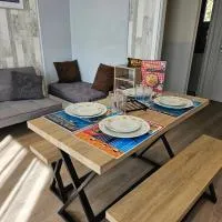 Maison Retour vers le Futur - 2 chambres / jardin, מלון בMarmagne