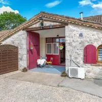 Private gîte with stunning views & shared pool, hotel di Laussou