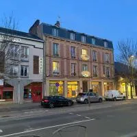 Charleville-Mézières में, होटल Hotel Couleurs Sud avec ascenseur et restaurant Centre ville-Gare Charleville-Mézières