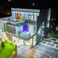 Luxury Bedroom Suites in Aburi with Pool & Jacuzzi, Hotel in Aburi