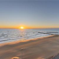 Oceanfront Beach Condo, Pool, Gym, Fishing Surfing, hotel en Virginia Beach