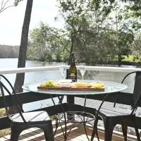 Escape the noise and slow down at Riverdance for your luxury river stay, hotel en Nabiac