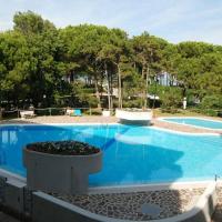 Apartment with pool by the sea, hotel a Lignano Sabbiadoro