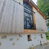 Exklusives STALL-LOFT "ZUM PULVERER" - Naturdesign hinter historischen Mauern - AusZeit für 2 inmitten des Isarwinkels, hotel v destinácii Gaißach