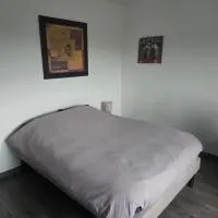 Belle chambre lumineuse avec bureau dans une maison spatieuse، فندق في Voellerdingen