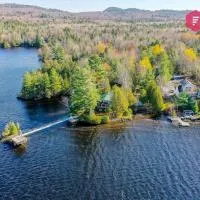 Aux Berges du Pont Suspendu - Chalet Île privée Spa Bord du lac - Estrie, hotel en Saint Denis de Brompton