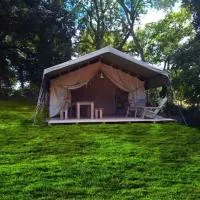 CAMELEON Safari Lodge tent,Saint-Palais的飯店