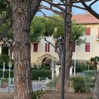 Castel Du Soleil، فندق في ليه ليكيه