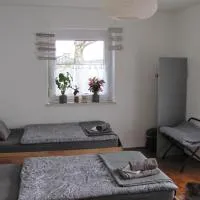 #1Komfortables helles Gästezimmer mit Balkon mit Gemeinschaftsbad W-Lan Airport nah Late Night Check in Haus Nr 9,5, hotel u gradu 'Trunkelsberg'