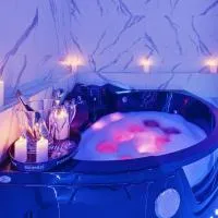 Jacuzzi LoveAparts Marki Romantic Getaway, hotel v mestu Marki
