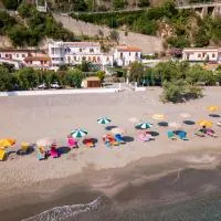 Testa di Monaco - Basic Beach Accommodations, hôtel à Capo dʼOrlando