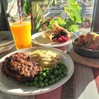 Breakfast & Dinner Included - Top-Floor Apartment Maroochydore CBD, hotelli kohteessa Maroochydore