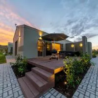 LEO Sky Farm Cottages, хотел в Simondium