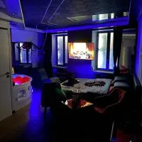 Viesnīca Redroom Spa privatif & nuit romantique à deux pilsētā Vuarona