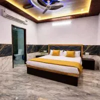 H0TEL PARBU KIRPAA Near Premanand Ji Maharaj Mandir Vrindavan, hotell i Chhatikara