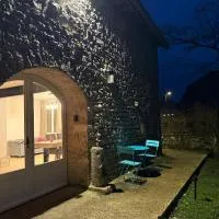 Gîte 2 suites proche du lac de Chalain, hotel u gradu 'Montigny-sur-lʼAin'