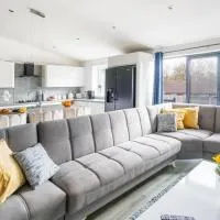 Spacious 4-Bedroom with free parking spaces for contractors and business travellers, hotel sa Hemel Hempstead