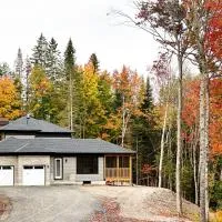 3000 Sqft Modern Muskoka Entire Cottage Huntsville 7 Beds Algonquin Arrowhead WIFI BBQ، فندق في هانتسفيل