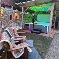 Ferienhaus Hotzenplotz all inkl Privaten Whirlpool & Sauna direkt am Fluss Mandau - am ruhigen Fahrradweg, hótel í Hainewalde