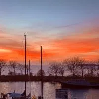 Hafenloge Orth mit Balkon und Traumblick auf Fehmarn, hotel a Fehmarn