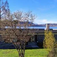 Casa Gaiani Villetta in riva al lago vista mozzafiato, hotel a Varano Borghi