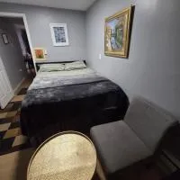 Queen Private room with private bathroom, hotel i Irvington