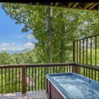 Breathtaking Mtn Views, Hot Tub, Sauna, Pool, close to Downtown!، فندق في غاتلينبرغ