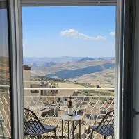 Modern Hillside Retreat with Panoramic Views, hotel en Mussomeli