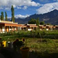 The Walnut Inn Resort، فندق في Hundar