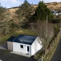 Scandi style Cottage by the sea, Isle of Skye, hotel en Portree