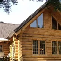 Le Chalet Le Bois Rond Des Ruisseaux: Saint-Tite-des-Caps şehrinde bir otel