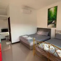 Malee Guesthouse, ξενοδοχείο σε Ban Rak Thai