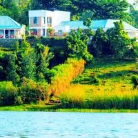 INEZA Guest House، فندق في Ruhondo