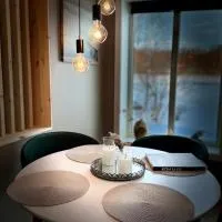 Charming apartment with two bedroms and beautifull sea view in Fauske: Fauske şehrinde bir otel