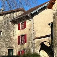 Charmante maison en pierre au cœur du village, hotell sihtkohas Vouhenans