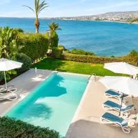 Beachfront Villa Mare with Jaccuzi and Infinity Pool, hotel a Kissonerga