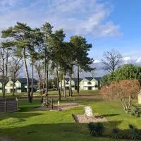 cottage poussin 12 picine lave linge, hotel em Chaveignes
