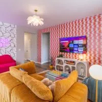 Near Airport, 3BR, Stock Tank Pool, Mini-Golf, Game Rm, hótel í Commerce City