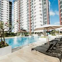 Resort-Style Condo, Near Airport, Pool, Fast WiFi, Netflix & Disney, hotel di Mactan Island