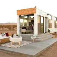 Joshua Tree Tiny Home - Remote & Modern Container Home on 5 Acres, מלון בג'ושואה טרי