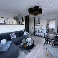 Mysigt stuga med sjöutsikt, Undenäs Tivedens nationalpark, hotel em Undenäs