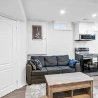 Newly Renovated 2BR Basement Suite, Private Entry – hotel w mieście Pickering