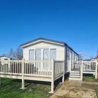 태터셜에 위치한 호텔 Luxury 8 berth Caravan with Hot Tub & Starlink at Tattershall Lakes