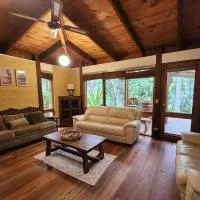 Rustic Mudbrick Retreat, Short Walk to Beach, hótel í Mallacoota