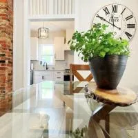 Trendy Home Spacious Backyard Historic Walkerville、ウィンザーのホテル