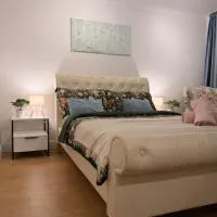 Spacious Double Room in Shared Flat, hotel Suttonban