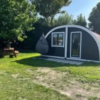 't Scheldehuisje op camping - sanitair in toiletgebouw, hótel í Borsselen