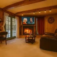 Snow Bunny Cottage, Pets Welcomed!, hotel en Green Valley Lake