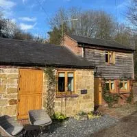 Woodland, Canal & Lakeside Cottage, hotelli kohteessa Ellesmere